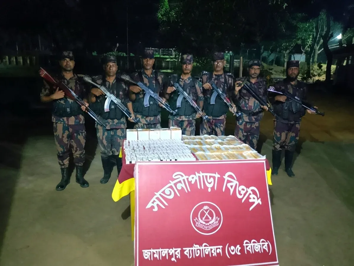 জামালপুর ব্যাটালিয়নের (৩৫ বিজিবি) টহলদল জব্দকৃত ভারতীয় কসমেটিকস