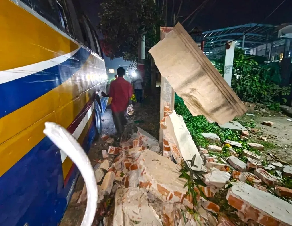 ছবি: যমুনা বাস নিয়ন্ত্রণ হারিয়ে দেওয়ালের সঙ্গে ধাক্কা