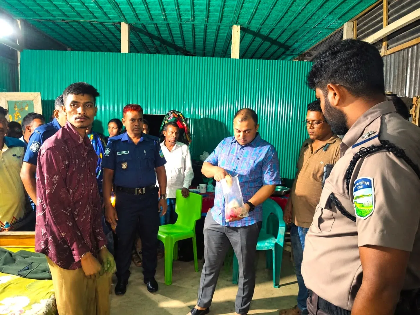 উপজেলা নির্বাহী অফিসার (ইউএনও) ও নির্বাহী ম্যাজিস্ট্রেট মুরাদ হোসেন এই ভ্রাম্যমাণ আদালত পরিচালনা করেন