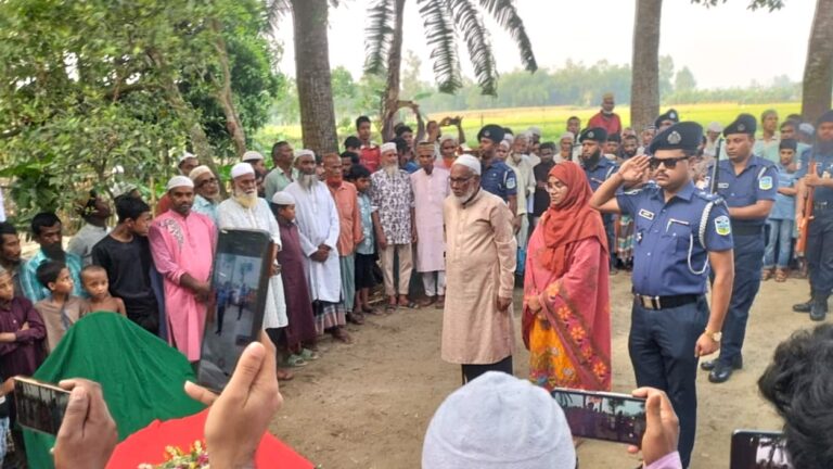 বীর মুক্তিযোদ্ধা আব্দুস সামাদকে ‘গার্ড অব অনার’ প্রদান