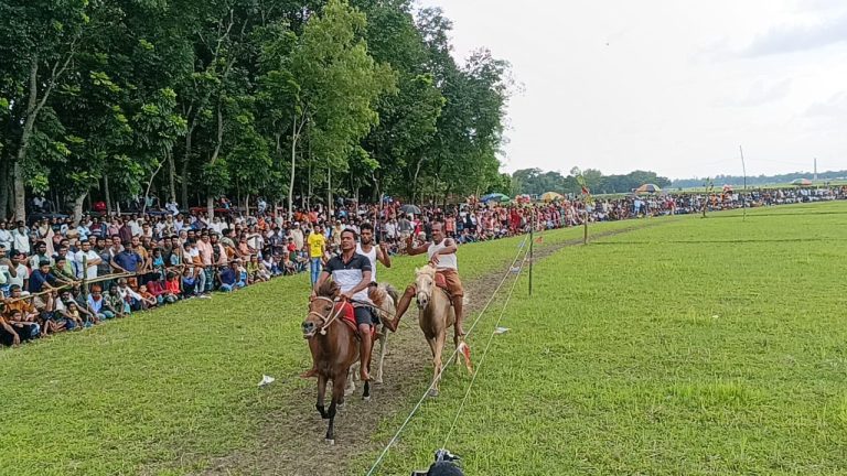 মাদারগঞ্জে অনুষ্ঠিত হলো গ্রামবাংলার ঐতিহ্যবাহী ঘোড়াদৌড়ের চূড়ান্ত প্রতিযোগিতা