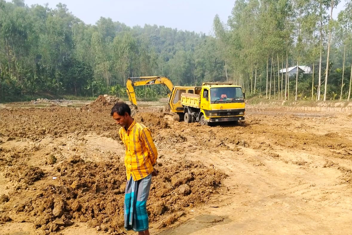 অবৈধ মাটি ও বালু উত্তোলন: ড্রেজার ধ্বংস ও জরিমানা